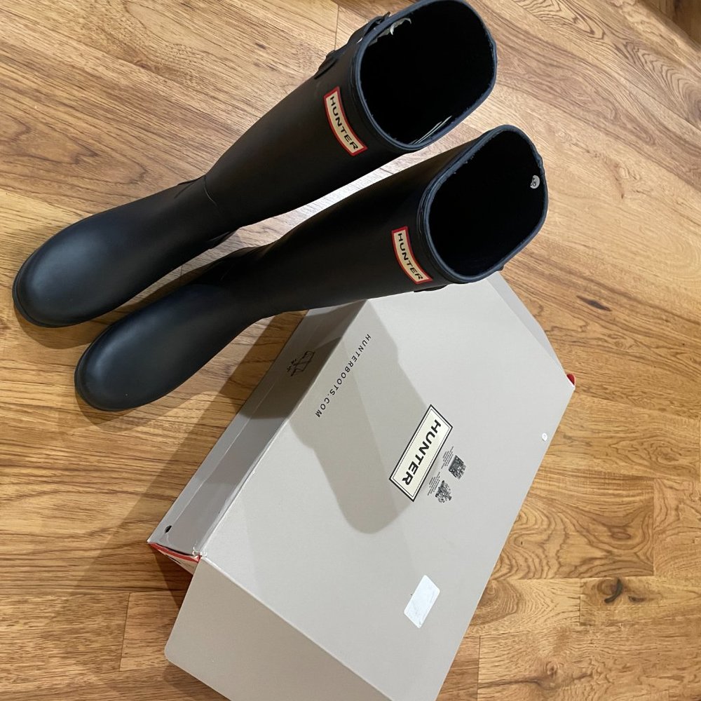 Women's Refined Slim Fit Tall Rain Boots in Navy